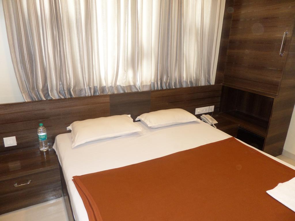 Sai Heera Residency Hotel เชอร์ดี ห้อง รูปภาพ