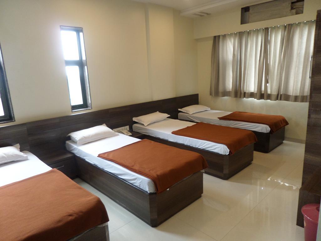 Sai Heera Residency Hotel เชอร์ดี ห้อง รูปภาพ