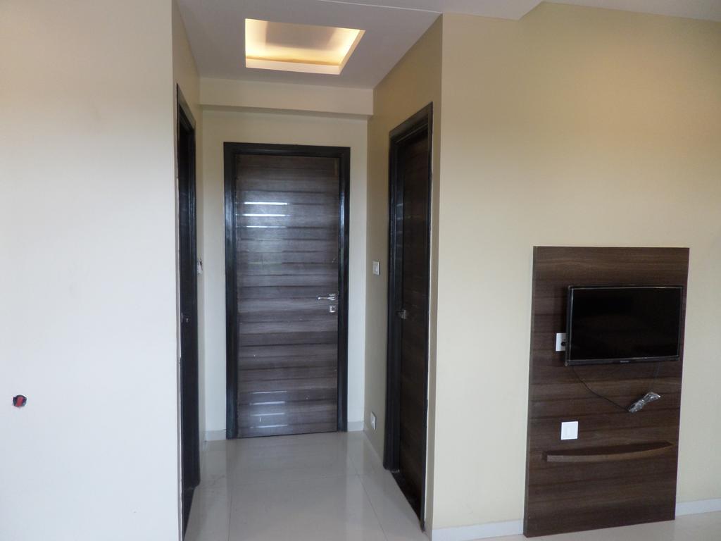 Sai Heera Residency Hotel เชอร์ดี ภายนอก รูปภาพ
