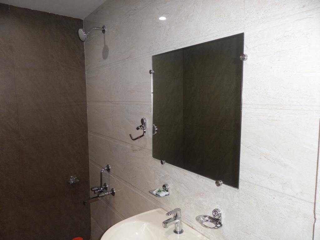 Sai Heera Residency Hotel เชอร์ดี ภายนอก รูปภาพ