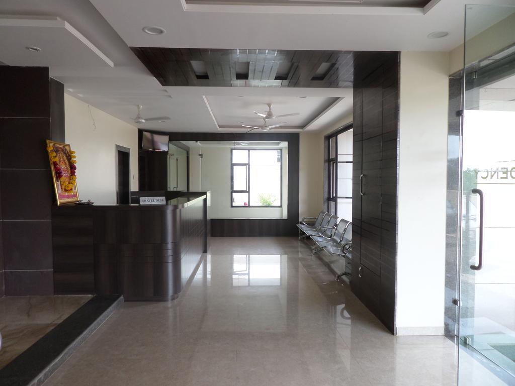Sai Heera Residency Hotel เชอร์ดี ภายนอก รูปภาพ