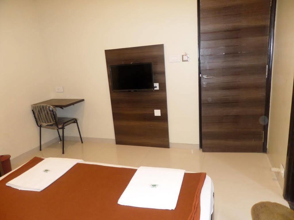 Sai Heera Residency Hotel เชอร์ดี ภายนอก รูปภาพ